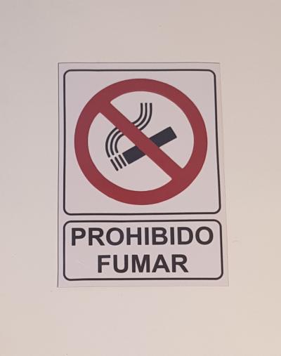 VINILO IMPRESO FONDO BLANCO PROHIBIDO FUMAR 8.5CM X 12CM 