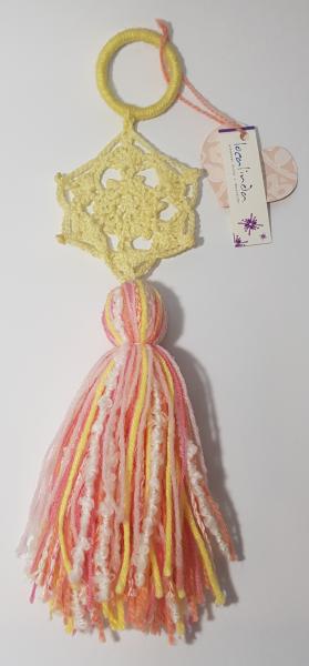 COLGANTE FLOR TEJIDA Y BORLA 33CM