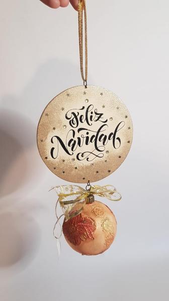 COLGANTE NAVIDEÑO FELIZ NAVIDAD 11.5CM CON PELOTITA DE NAVIDAD 30CM