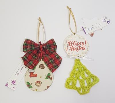COLGANTE NAVIDAD 1 ESFERA DE MADERA CON FIGURAS