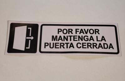 VINILO IMPRESO FONDO BLANCO SEÑALIZACION MANTENGA LA PUERTA CERRADA 8CM X 26.5CM
