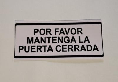 VINILO IMPRESO FONDO BLANCO SEÑALIZACION MANTENGA LA PUERTA CERRADA 8CM X 18CM