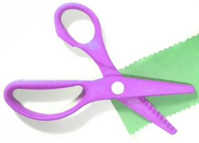 TIJERA SUELTA PLASTICA FORMA ZIGZAG ESCOLAR COLORES